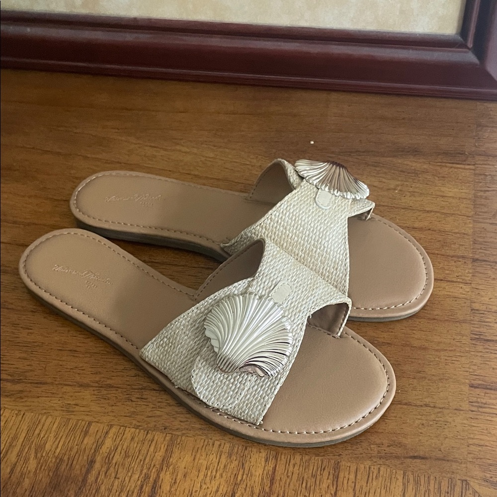 Universal Thread Tan Shell-Decorated Slide Sandals